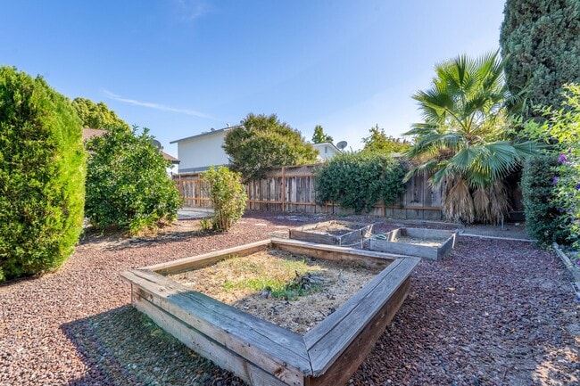 Building Photo - 3 Bedroom Home in Great Gilroy Location!