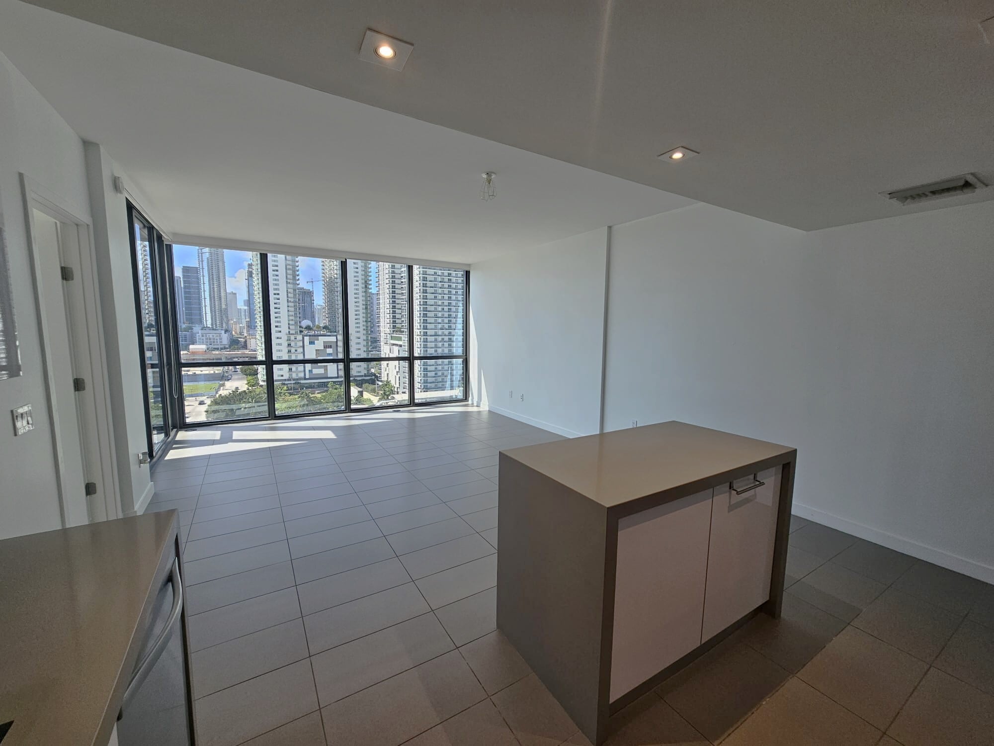 Building Photo - 1600 NE 1st Ave