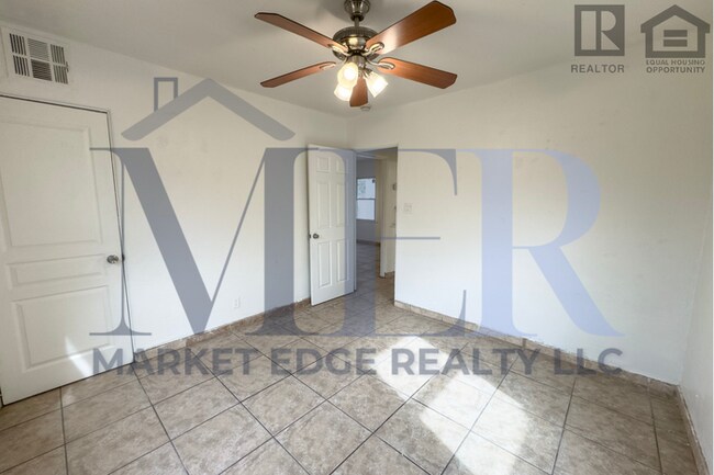 Building Photo - 2Bed/1Bath House at AZ-202/24th St! Ready for Immediate Move-In! -- NO HOA! RV PARKING!