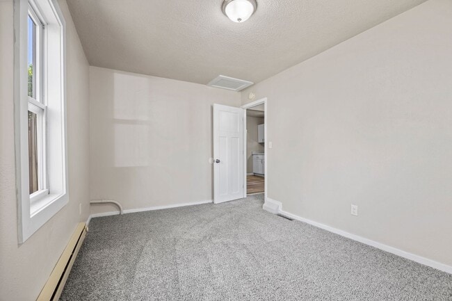 Building Photo - Update 1 bedroom Home with Fenced in Yard