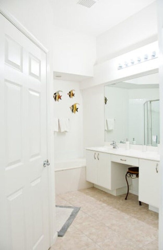 Building Photo - 7684 Hummingbird Ct