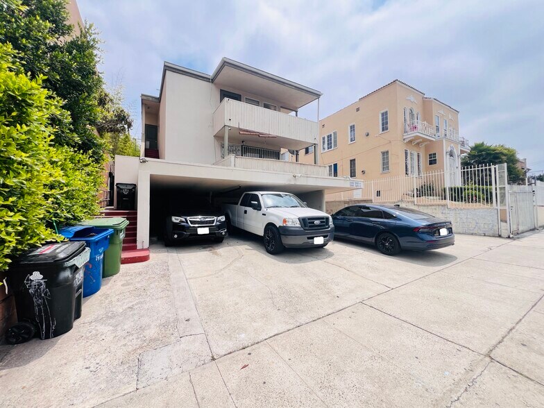 Building Photo - 1142 S Serrano Ave