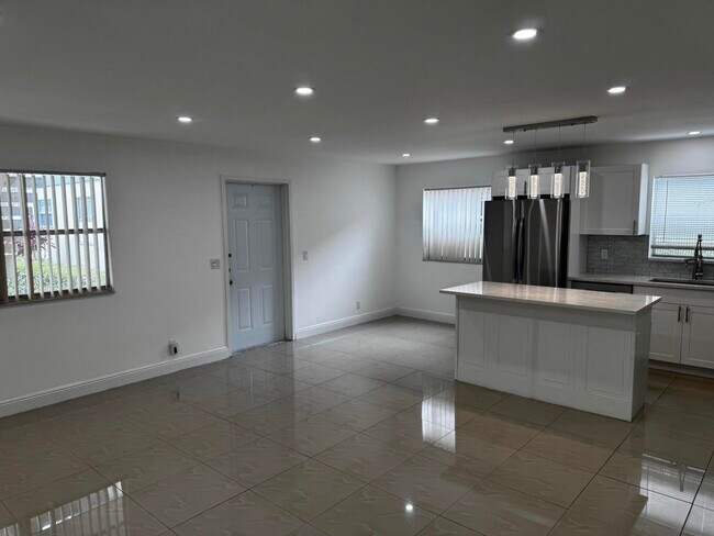 Building Photo - 153 Monaco Way