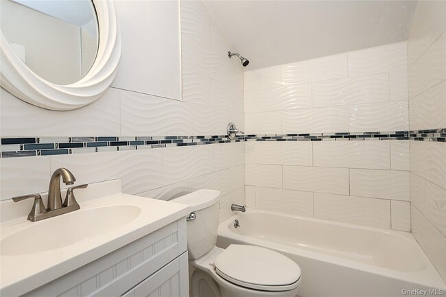 Building Photo - 987 Kings Pkwy