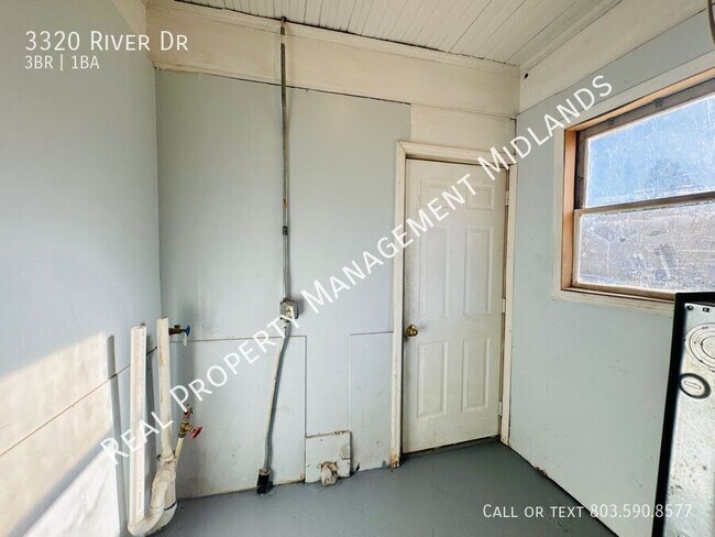 Building Photo - 3320 River Dr