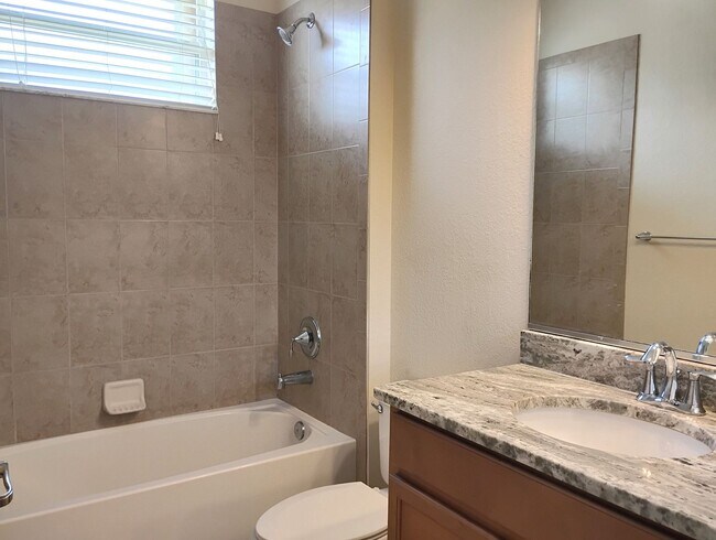 Building Photo - Annual Unfurnished 3 Bed 2 Bath Single Family Home in Stoneybrook of Venice!