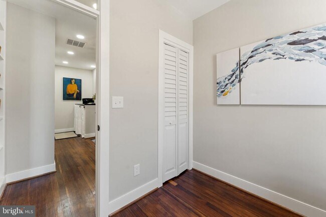 Building Photo - 705 Kentucky Ave SE