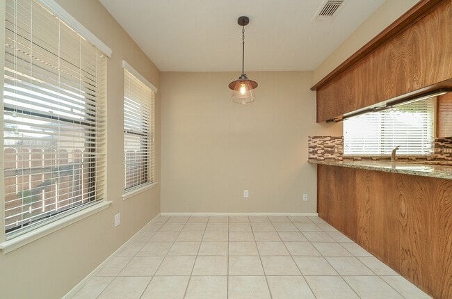 Building Photo - 3027 Colonial Dr