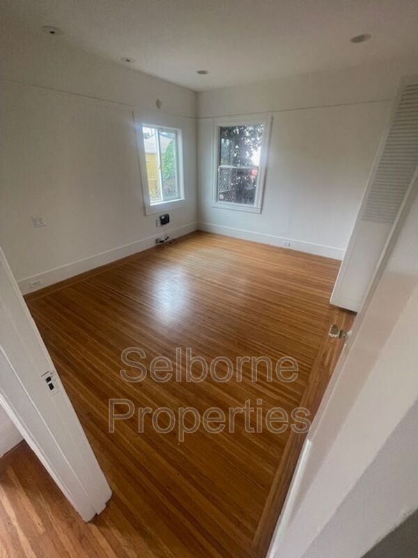 Building Photo - 1424 E 20th St