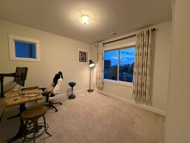 Building Photo - Spacious 5B Home in Desirable Sammamish neighborhood