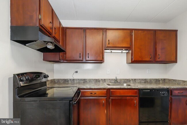 Building Photo - 6250 Edsall Rd