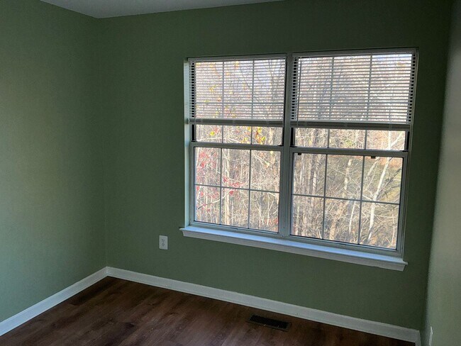 Building Photo - Beautiful 3BR 3.5BA 3 level townhome locat...