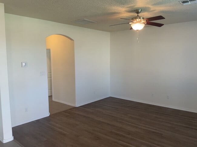 Building Photo - 904 Crown Ct NE