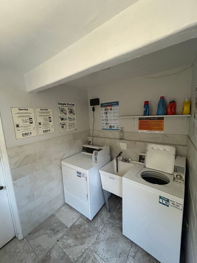 Building Photo - 2 bed 1 bath Apt in North Park Area