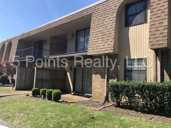 Primary Photo - 420 Walton Ln