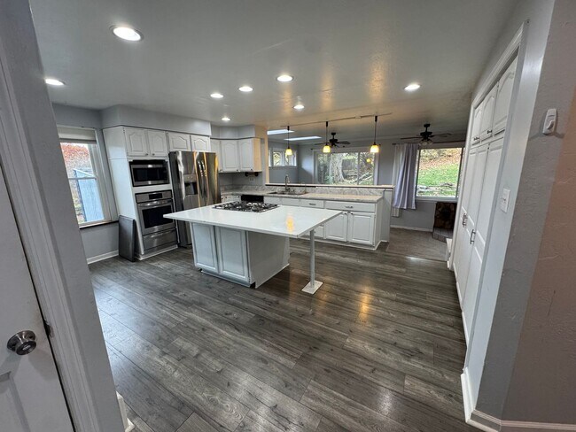 Building Photo - Spacious Private Oasis - 3 Bedroom 2 Bathr...