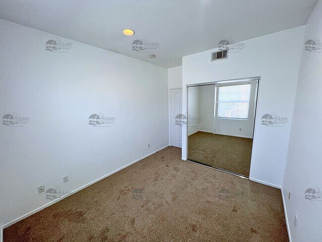 Building Photo - End unit 4 Bedroom House Available Now in ...