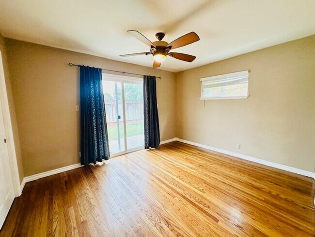 Building Photo - Move right in! This is an ideal home, gorg...