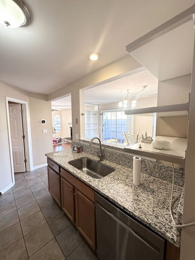 Building Photo - Updated Condo Near Shore Drive