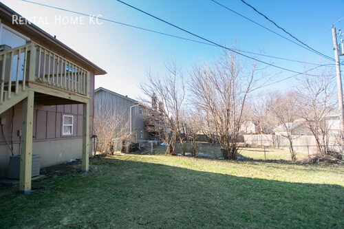 Building Photo - Roomy 3-bed/2-bath Duplex w/Fin Bsmt, fenc...