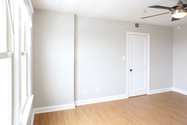 Building Photo - Beautifully Renovated 1BR, 1 Bath Apt in B...