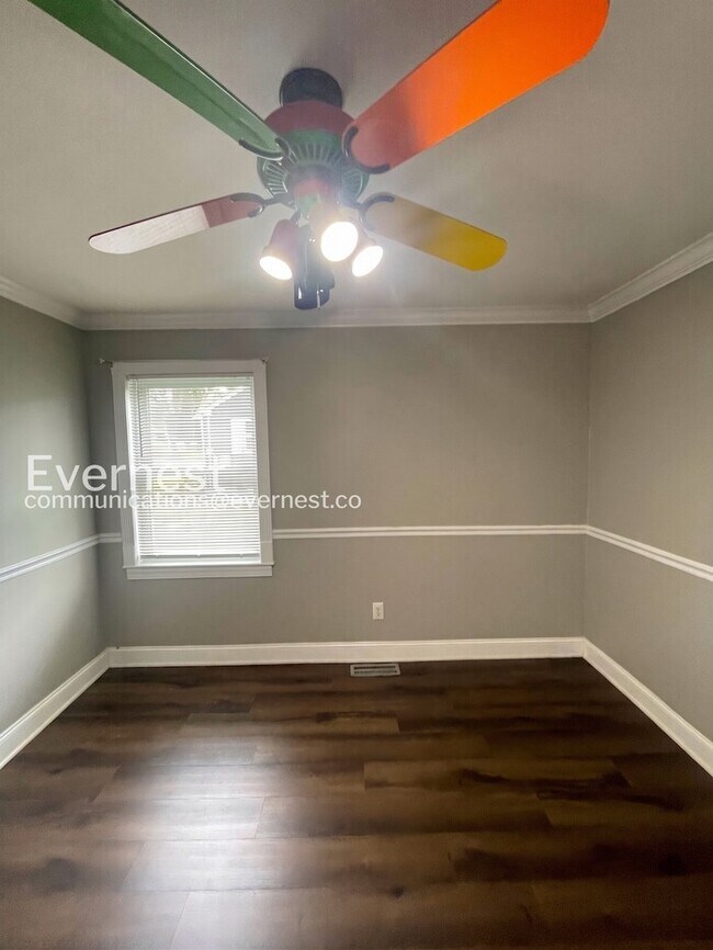 Building Photo - 3 Bed/2 Bath Home with Off-Street Parking / Pet-Friendly / Available Now!