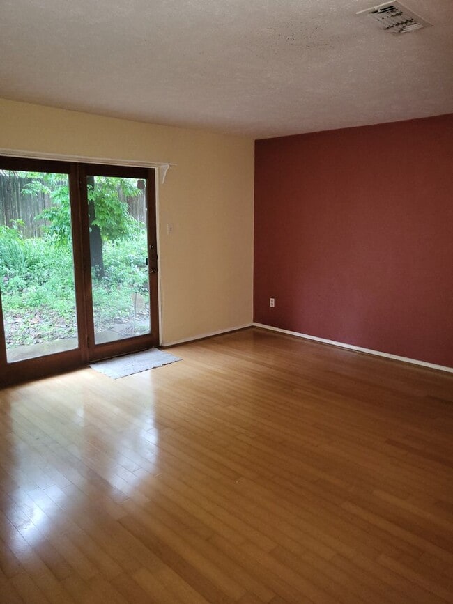 Building Photo - 104 W Lavender Ln