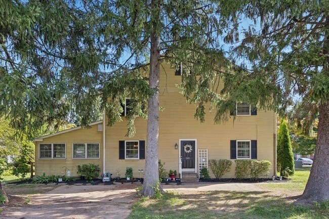 Building Photo - Available Immediately – 4 Bedroom End-Unit...