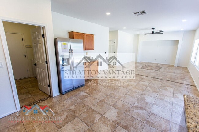 Building Photo - 484 E Cheyenne Rd