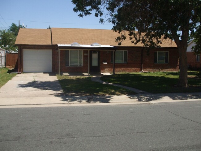 Building Photo - Spacious 3 bedroom 2 bath house with large...