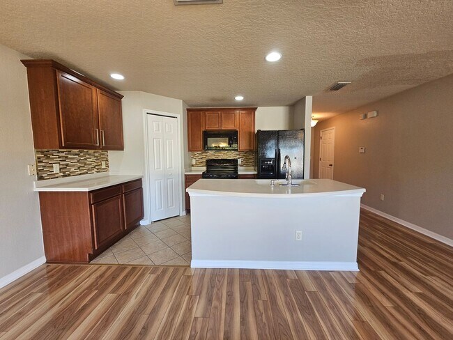 Building Photo - Seven Oaks 2/2.5 Townhouse