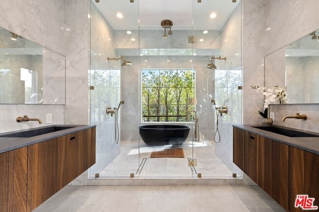 Building Photo - 1940 Kelton Ave