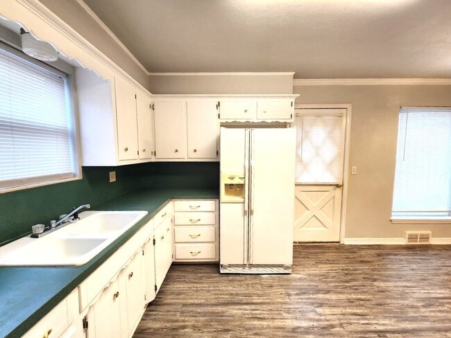 Building Photo - 3 Bed 1.5 Bath 1 Car Garage in the Henders...