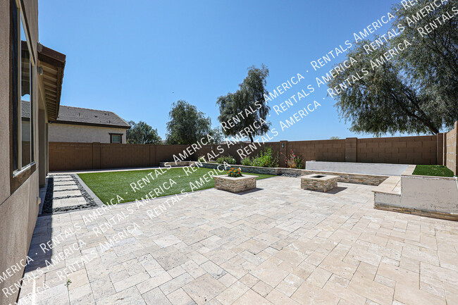 Building Photo - 3090 S Jasmine Dr