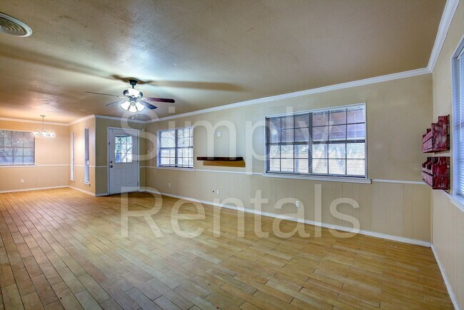 Building Photo - 6716 Sayle St