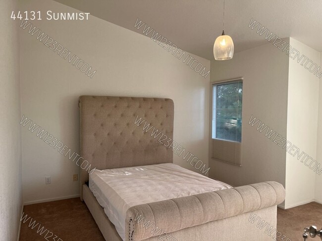 Building Photo - 44131 Sunmist-