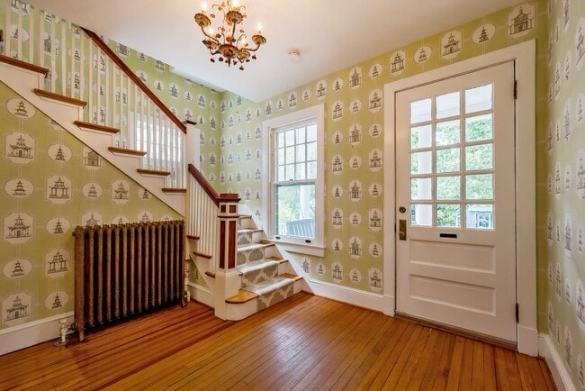 Building Photo - Classic Chevy Chase Charm in NW DC Availab...