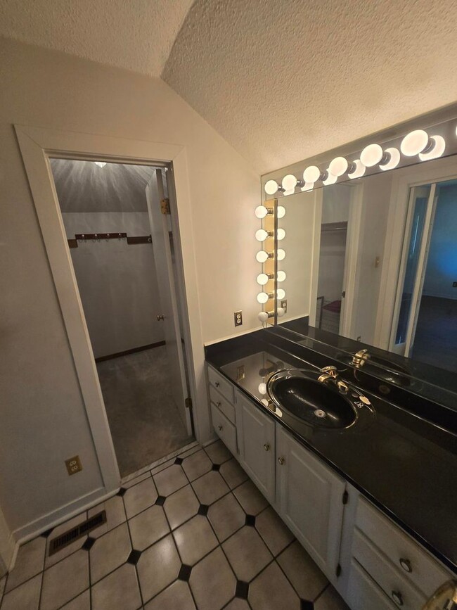 Building Photo - Spacious 3-Bedroom Condo in Gated Communit...