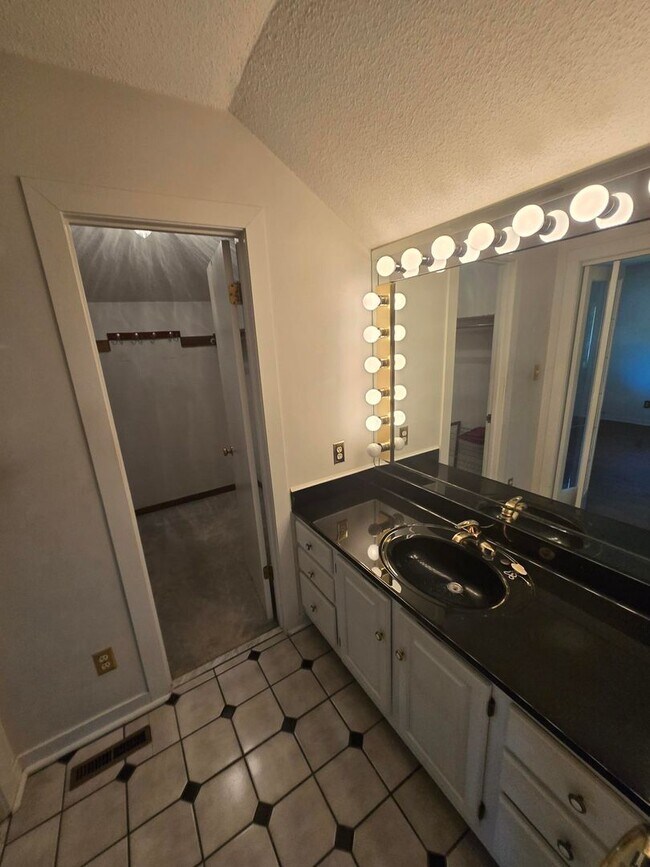 Building Photo - Spacious 3-Bedroom Condo in Gated Community – Modern Comfort & Convenience!