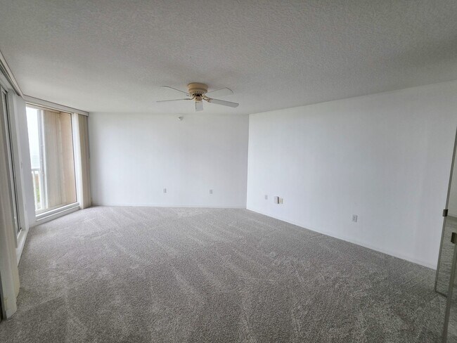 Building Photo - Beautiful Annual 7th floor Condo with Stunning Ocean Views 3/2