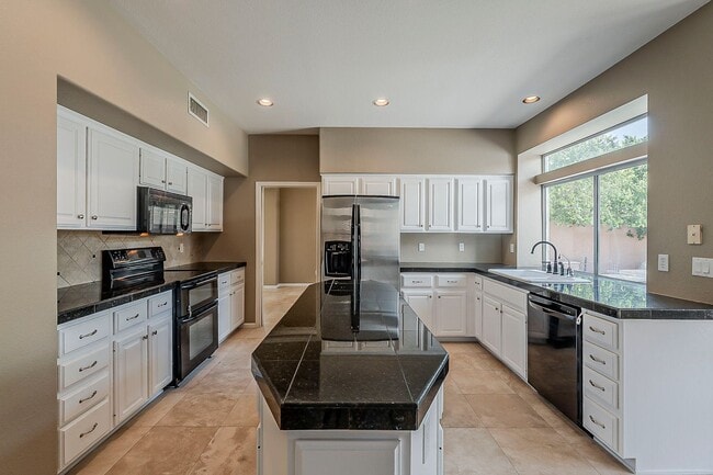 Building Photo - Welcome to your private Oasis!!