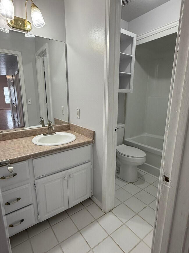 Building Photo - 427 N Rockford Pl