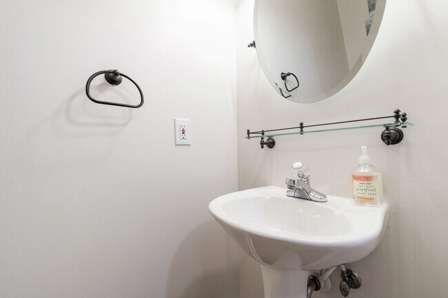 Building Photo - Lovely 3 bedroom townhome in fantastic Ral...
