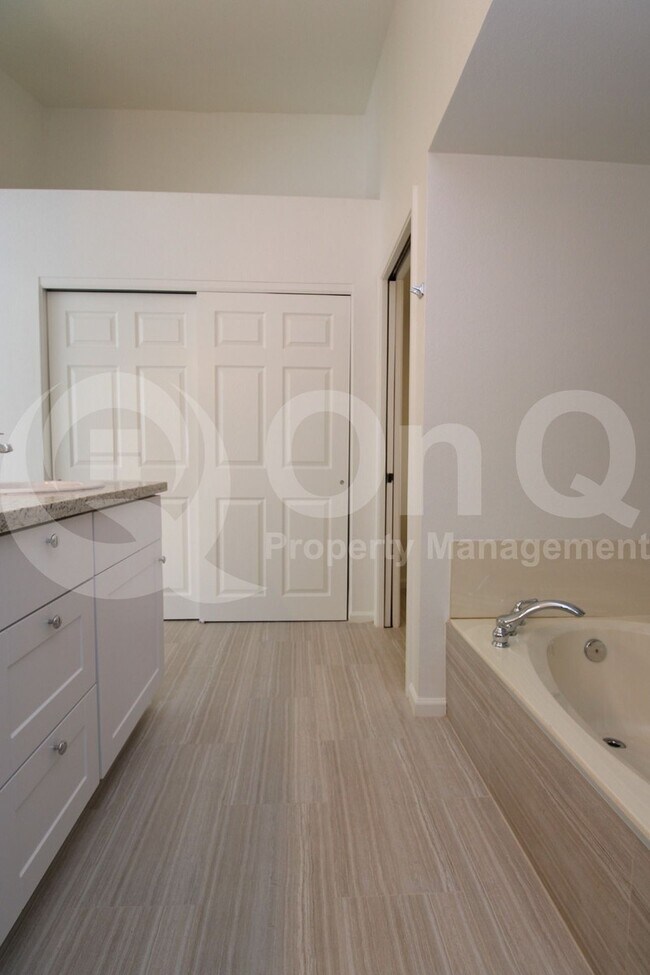Building Photo - 55 E La Vieve Ln