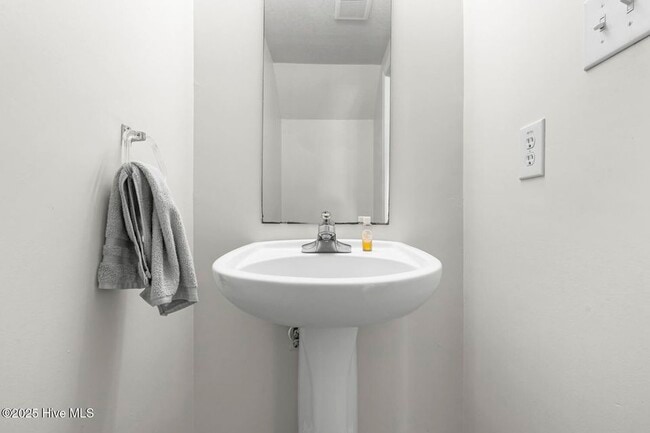 Building Photo - 100 Ashwood Dr