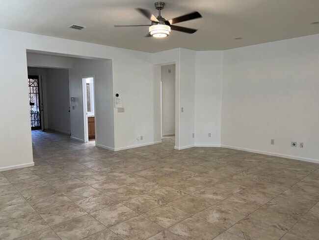 Building Photo - Spacious 4-Bedroom Home in Valencia Height...
