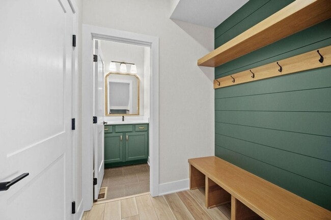 Building Photo - 4 Bedroom Townhome Available February 1st!