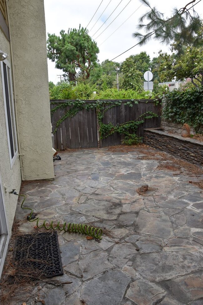 Building Photo - 3 Bedroom 2.5 Bath Hampton Court Condo Nea...