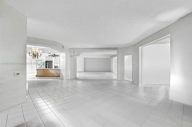 Building Photo - 11698 Briarwood Cir
