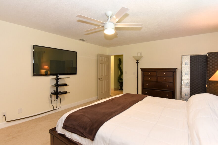 Building Photo - 213 Riverbend Rd